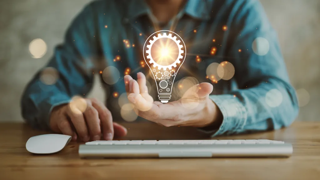 Humain et technologie, homme devant un ordinateur