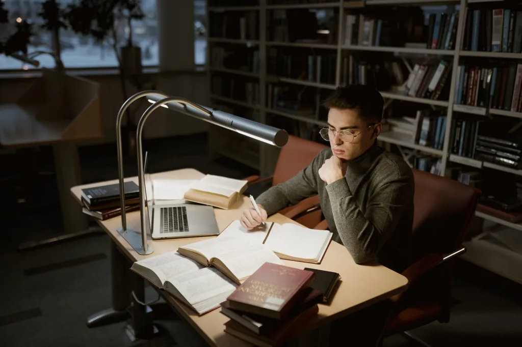 personne étudiant à un bureau